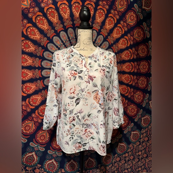 Dalia Tops - ❤️ Dalia Floral Print Blouse size medium